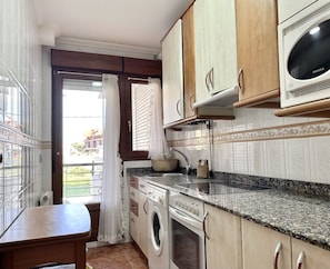 Køleskab, mikrobølgeovn, ovn, kogeplade