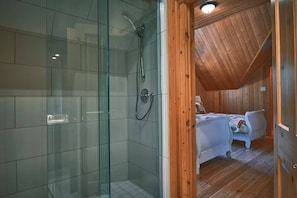 Bathtub, hair dryer, towels - Hot Tub & Sauna with Heated Pool & Game Room (Mille-Isles)