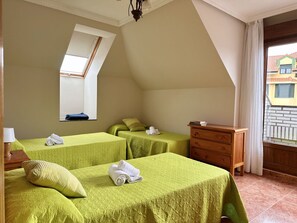 1 slaapkamer, een strijkplank/strijkijzer, gratis wifi, beddengoed