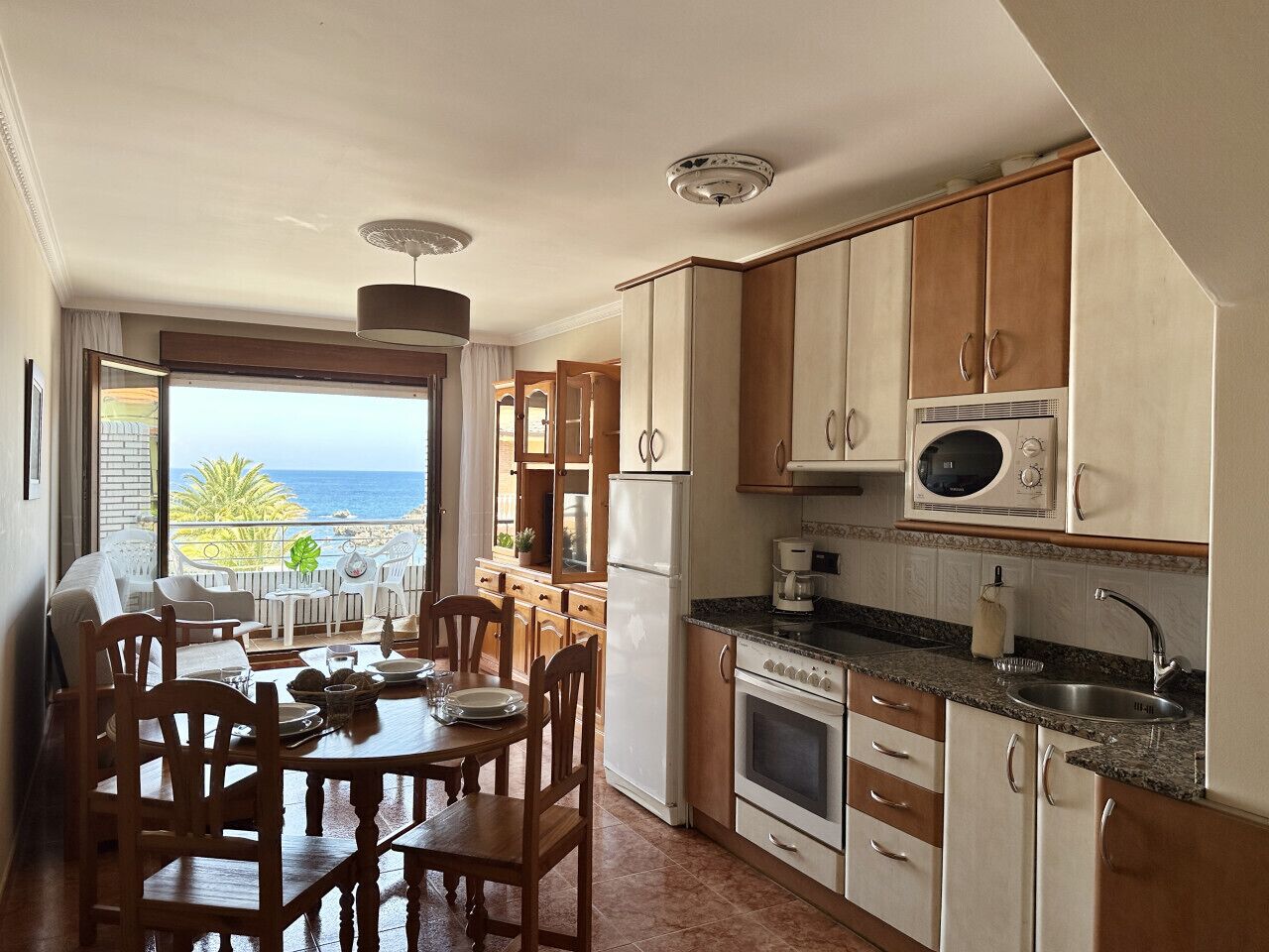 Jääkaappi, mikroaaltouuni, liesi, kahvin-/teenkeitin