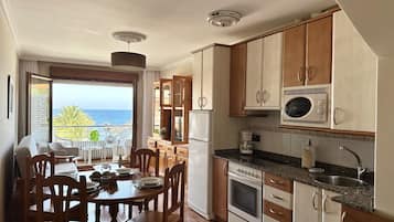 Jääkaappi, mikroaaltouuni, liesi, kahvin-/teenkeitin