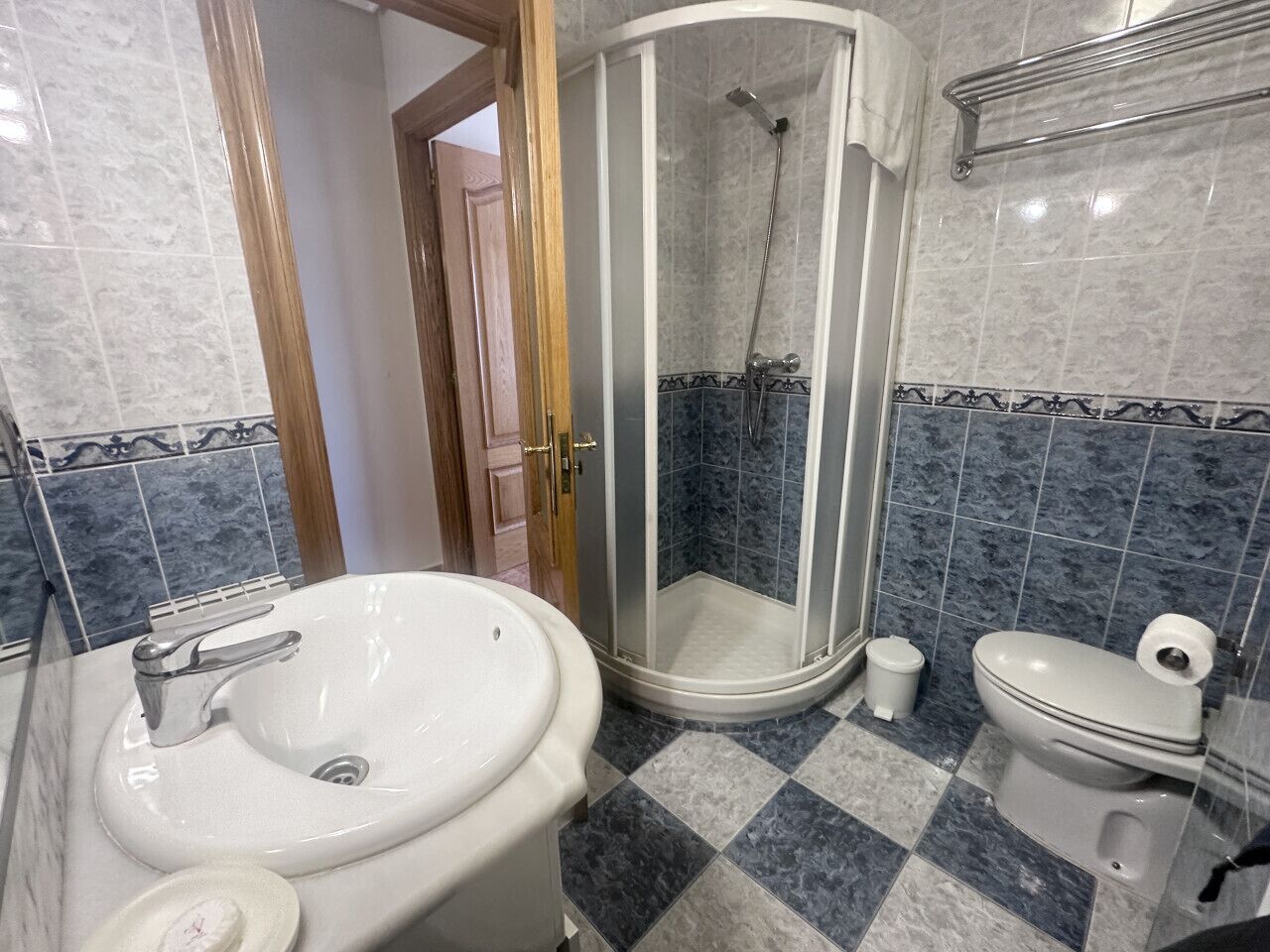 Badekar, hårføner og håndklær