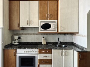 Réfrigérateur, micro-ondes, plaque de cuisson, cafetière/bouilloire