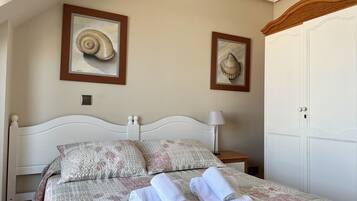 1 slaapkamer, een strijkplank/strijkijzer, gratis wifi, beddengoed
