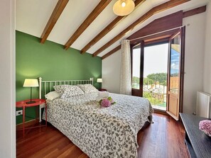 4 bedrooms, iron/ironing board, bed sheets