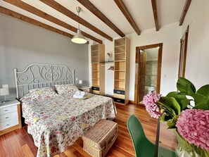 4 bedrooms, iron/ironing board, bed sheets