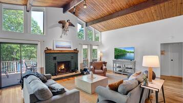 Een smart-tv, een open haard, een videogameconsole en een dvd-speler