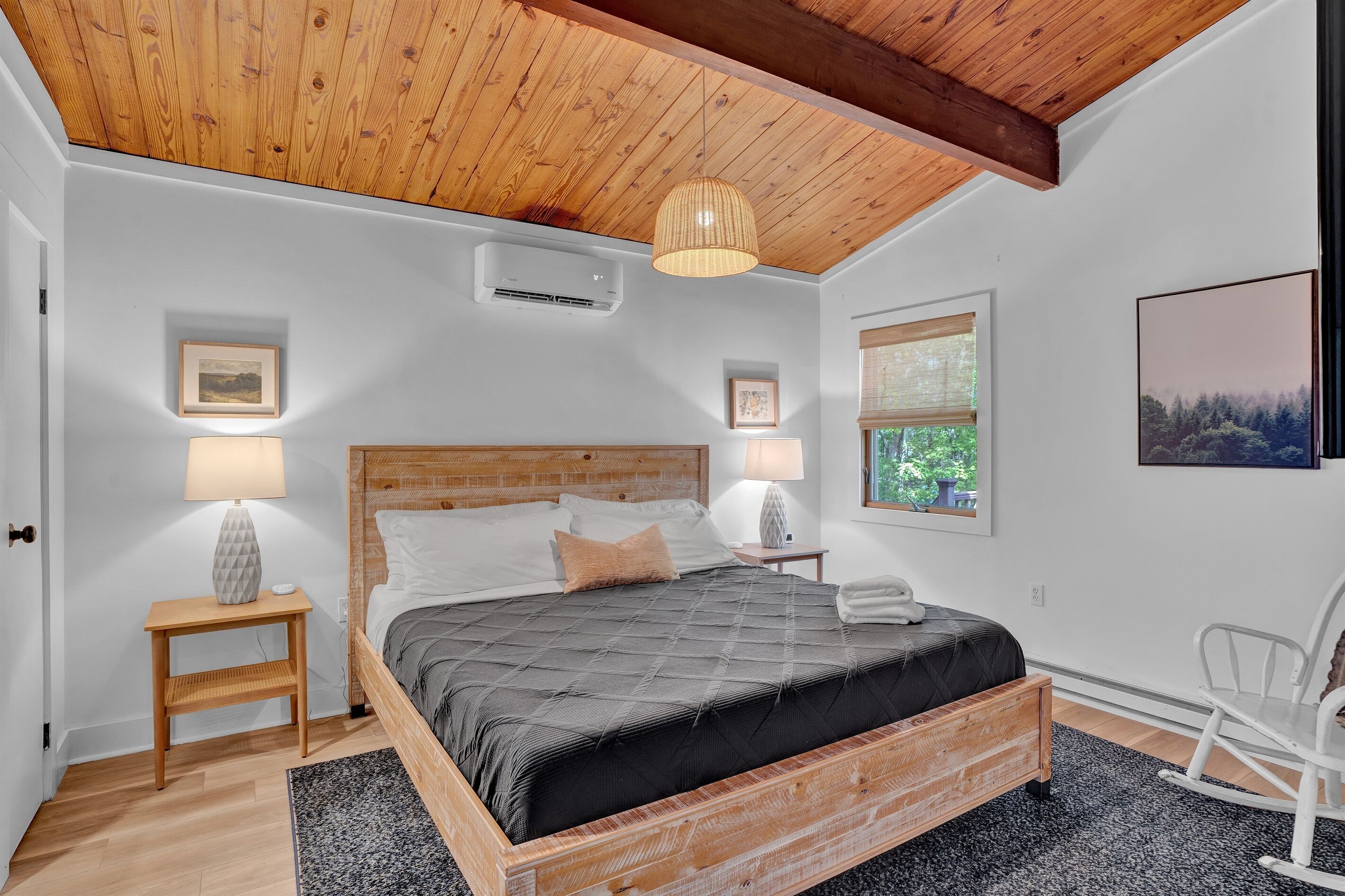 4 slaapkamers, een bureau, verduisterende gordijnen