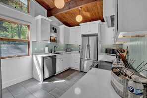 Fridge, microwave, oven, stovetop - LUX Lakefront, FIFA 2026, Hot Tub, Pool, Games Ping Pong, Foosball (Bushkill)