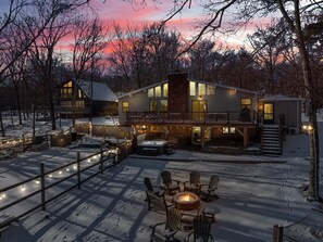 Terrace/patio - LUX Lakefront, FIFA 2026, Hot Tub, Pool, Games Ping Pong, Foosball (Bushkill)