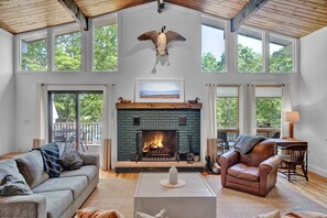 Smart TV, fireplace, video-game console, DVD player - LUX Lakefront, FIFA 2026, Hot Tub, Pool, Games Ping Pong, Foosball (Bushkill)