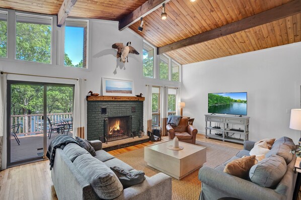 Smart TV, fireplace, video-game console, DVD player - LUX Lakefront, FIFA 2026, Hot Tub, Pool, Games Ping Pong, Foosball (Bushkill)