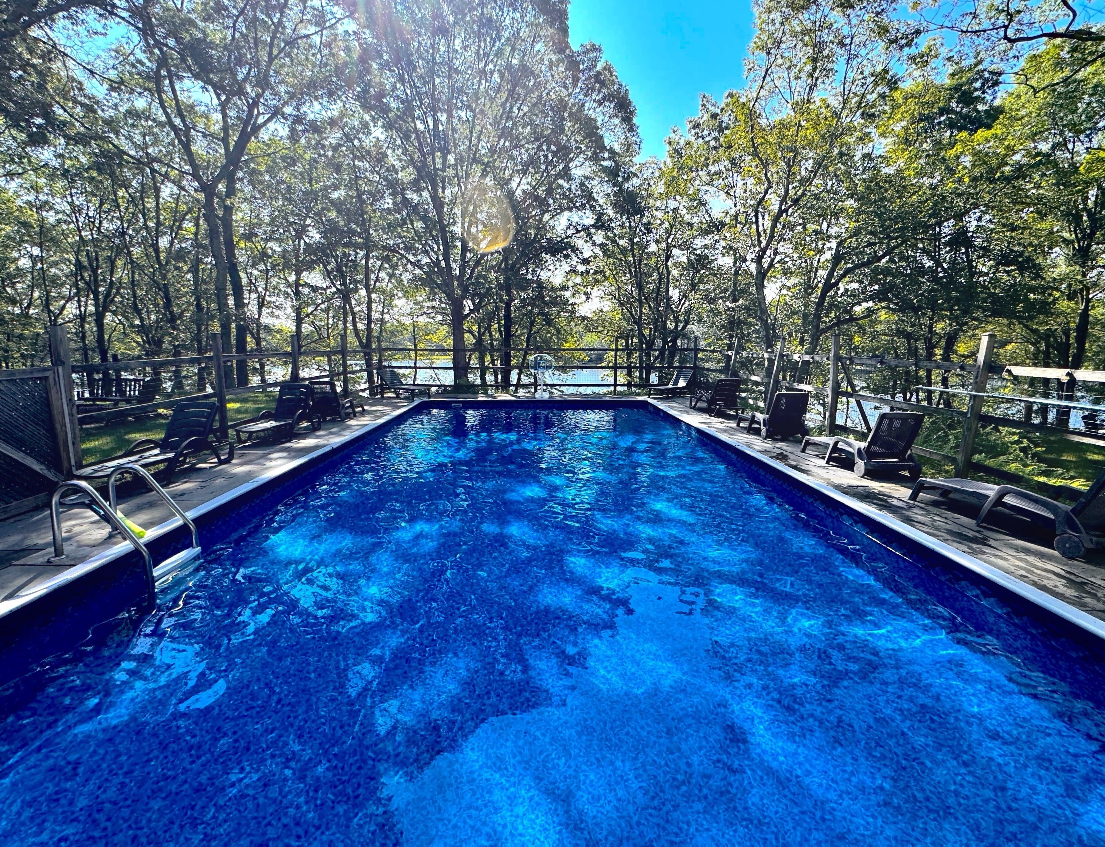 Een binnenzwembad, een buitenzwembad