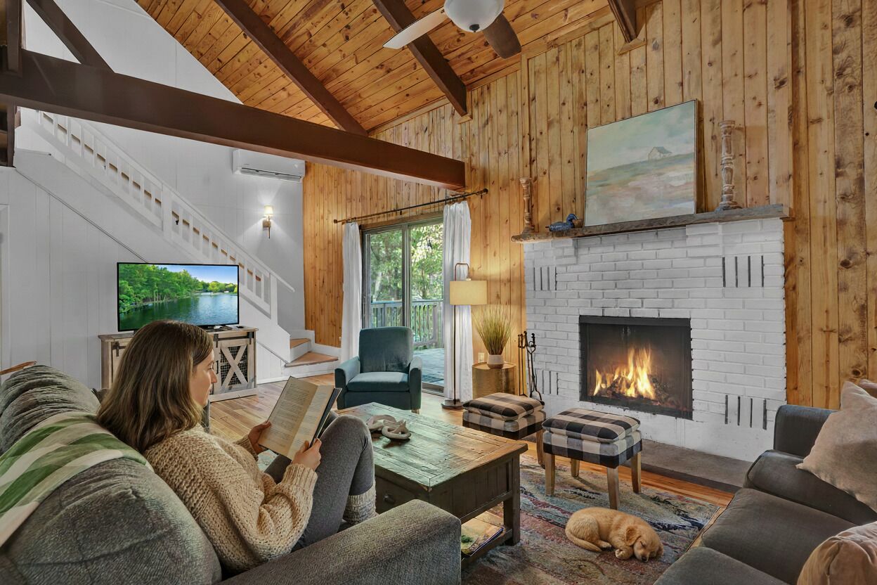 Una Smart TV, una chimenea, videojuegos, un reproductor de DVD