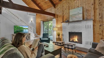 Una Smart TV, una chimenea, videojuegos, un reproductor de DVD