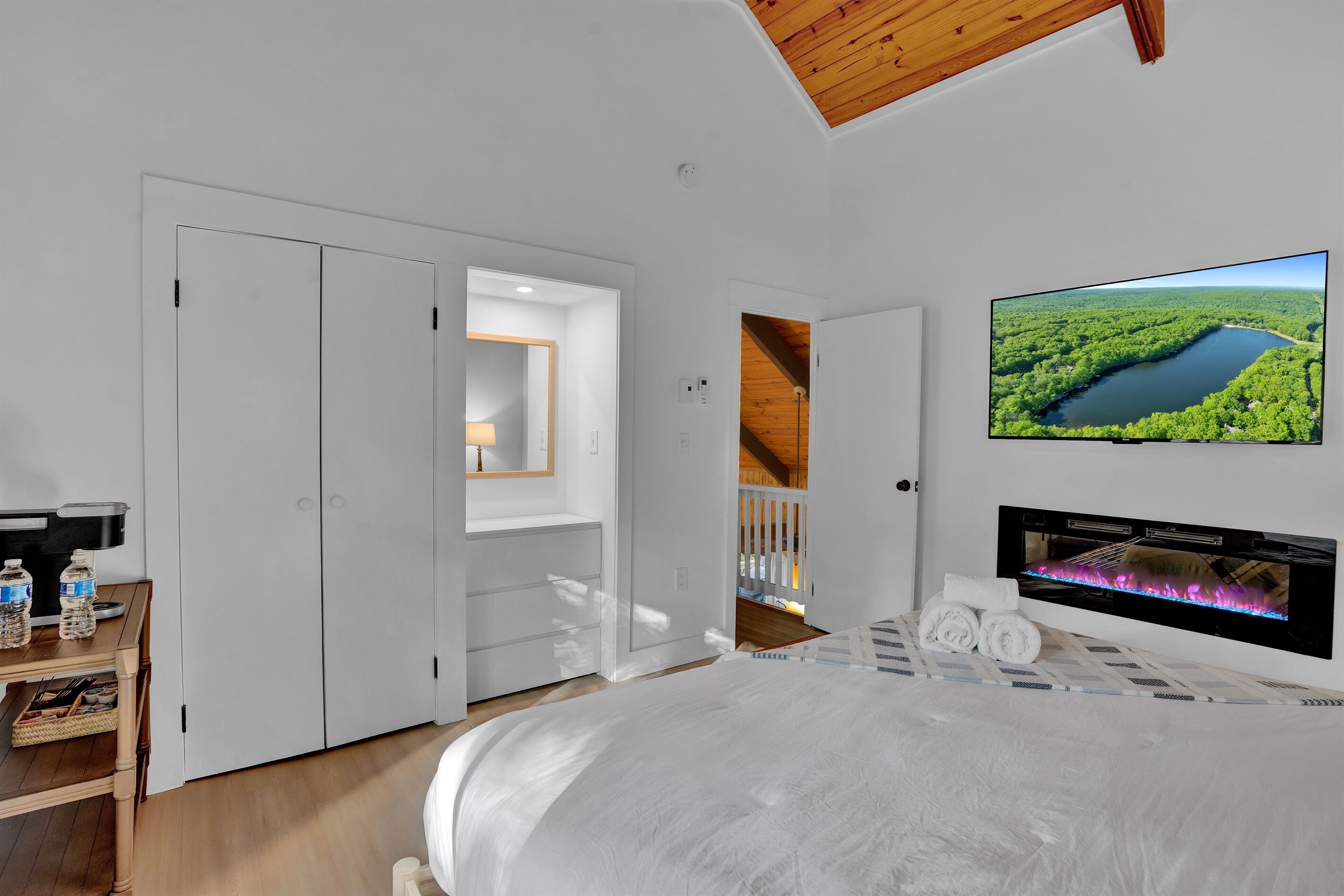 4 bedrooms, desk, iron/ironing board, travel crib