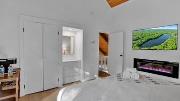 4 bedrooms, desk, iron/ironing board, travel crib