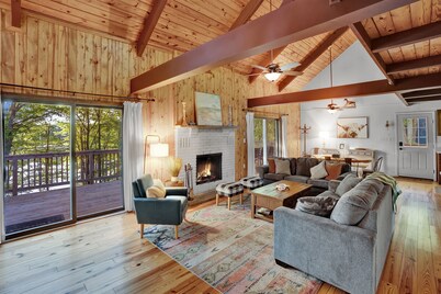 Popular Lakefront Escape, Snowboard, Ski, Tubing Fully Loaded, Dock