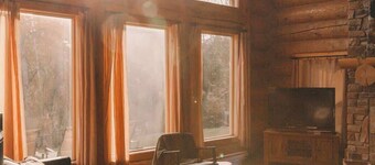 Serene Private Escape, Hot Tub, Sauna & Game Room