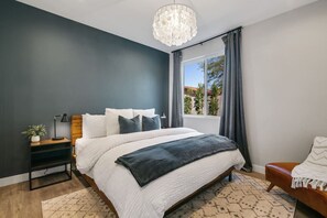 5 slaapkamers, een bureau, een strijkplank/strijkijzer, wifi