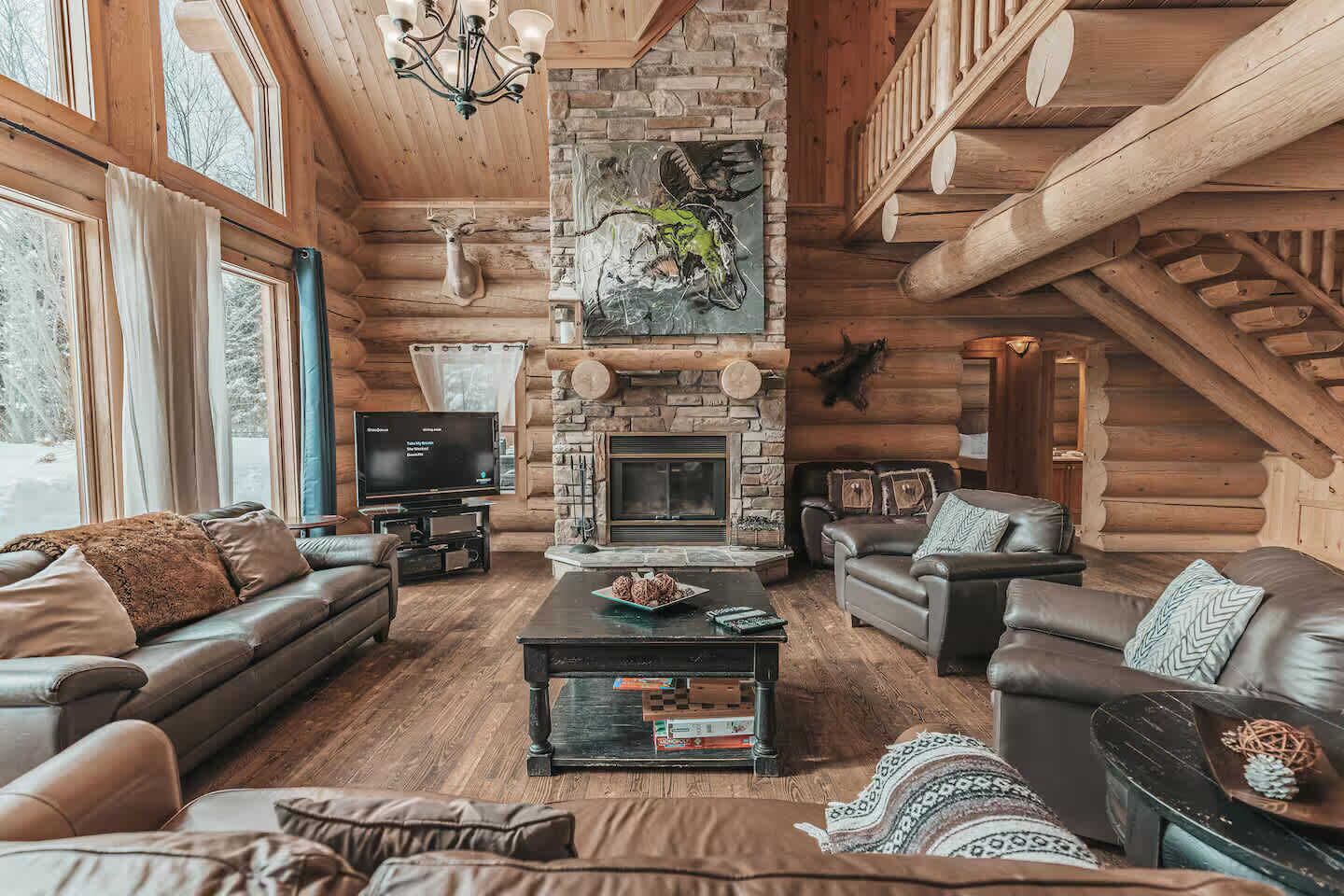 Televisión, chimenea y oficina 