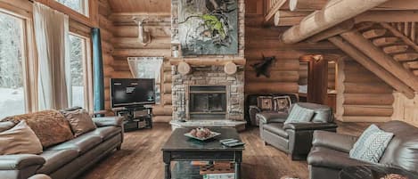 Televisie, een open haard en een kantoor