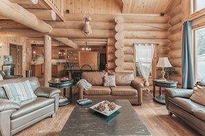 Televisión, chimenea y oficina 