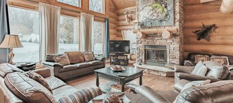 Log Cabin: Heated Pool, Hot Tub & Volleyball