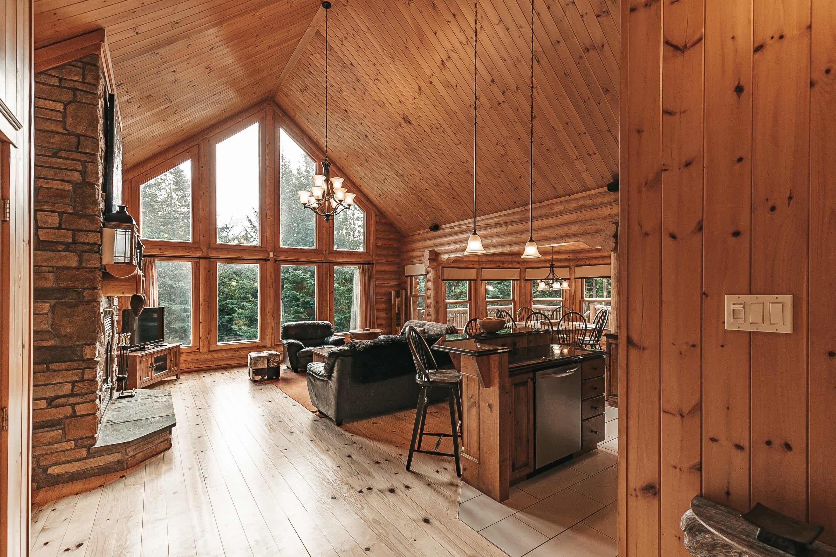 TV, peis, DVD-spiller og kontorer