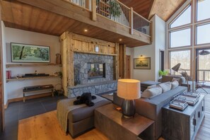 TV, peis, DVD-spiller og stereoanlegg