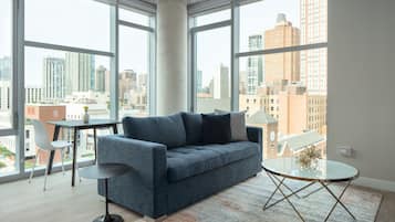 Signatur-lejlighed - 1 kingsize-seng med sovesofa (Self Check-in with Virtual Front Desk) | Opholdsområde | 55-tommers fladskærms-tv med digitale kanaler, tv