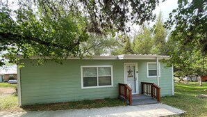 A small, single-story house with a front porch and a mailbox. - Hidden Harbor-Lakefront on Secluded Cove w/Dog Run (Kingsland)