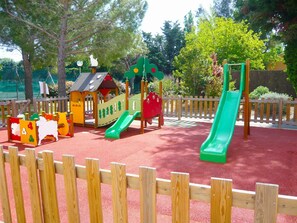 Children's area - Provençal Parkside Haven (Arles)