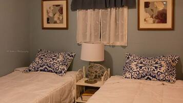 2 Schlafzimmer, Schreibtisch