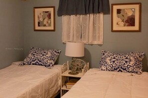 2 Schlafzimmer, Schreibtisch