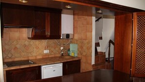 A kitchen with a dishwasher, a sink, and a stove. - Cozy House (Lagos)