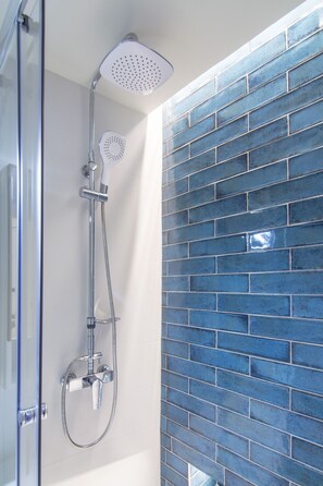 Een douche, een haardroger, zeep, shampoo