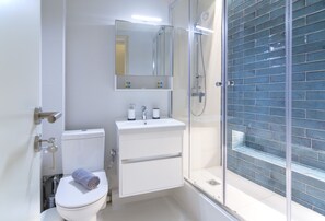 Shower, hair dryer, soap, shampoo - Boutique Luxury Studios in Syntagma (Athens)