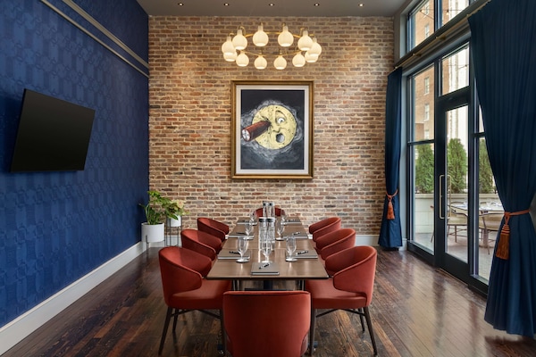 S'hi serveixen esmorzars, dinars i sopars