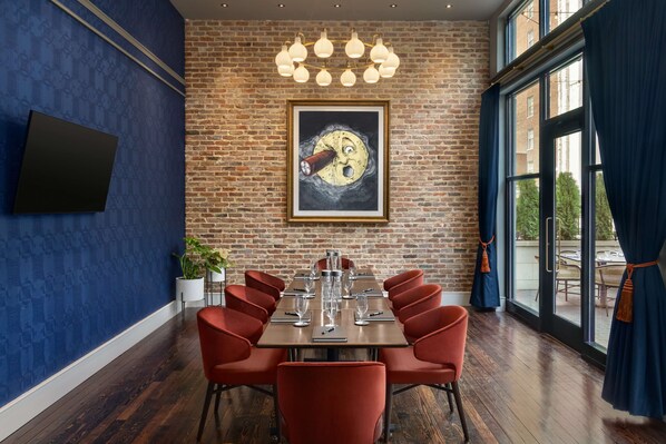 Serveert ontbijt, lunch en diner