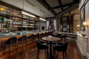 Bar en la azotea, con mesas al aire libre, abre todos los días