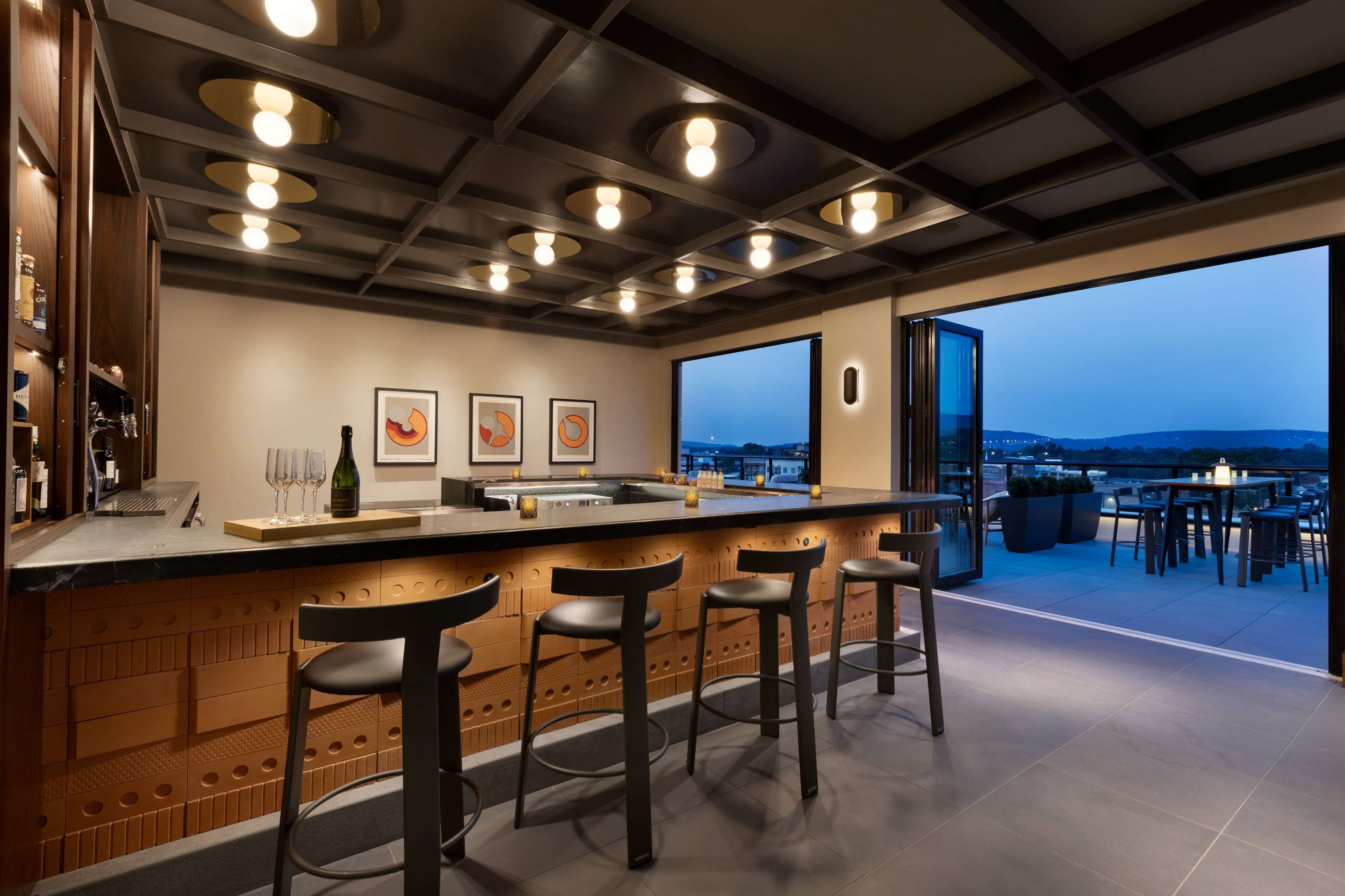 Bar sur le toit, restauration en plein air, ouvert tous les jours