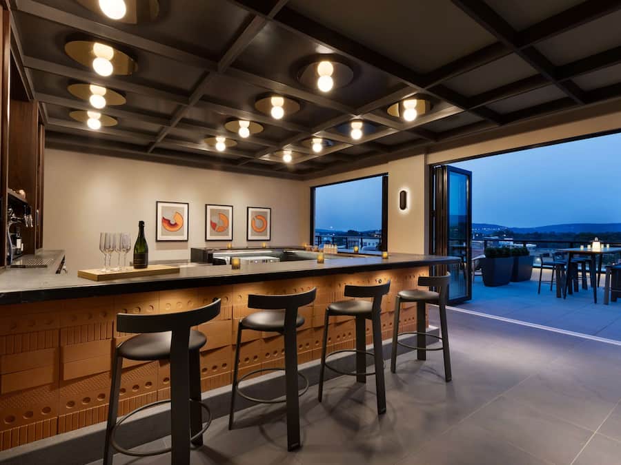 Bar na cobertura, ao ar livre, aberto todos os dias