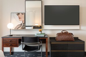 Hypo-allergenic bedding, in-room safe, desk, laptop workspace - 106 Jefferson Huntsville, Curio Collection by Hilton (Huntsville)