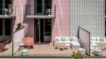 Minibar, in-room safe, free WiFi, bed sheets