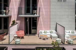 客房, 1 张特大床 (Large Balcony) | 迷你吧、客房内保险箱、免费 WiFi、床单