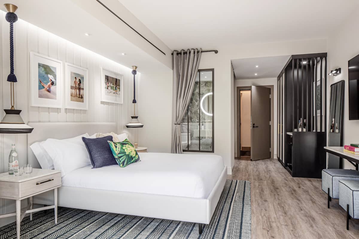 Minibar, caja de seguridad en la habitación, wifi gratis y ropa de cama