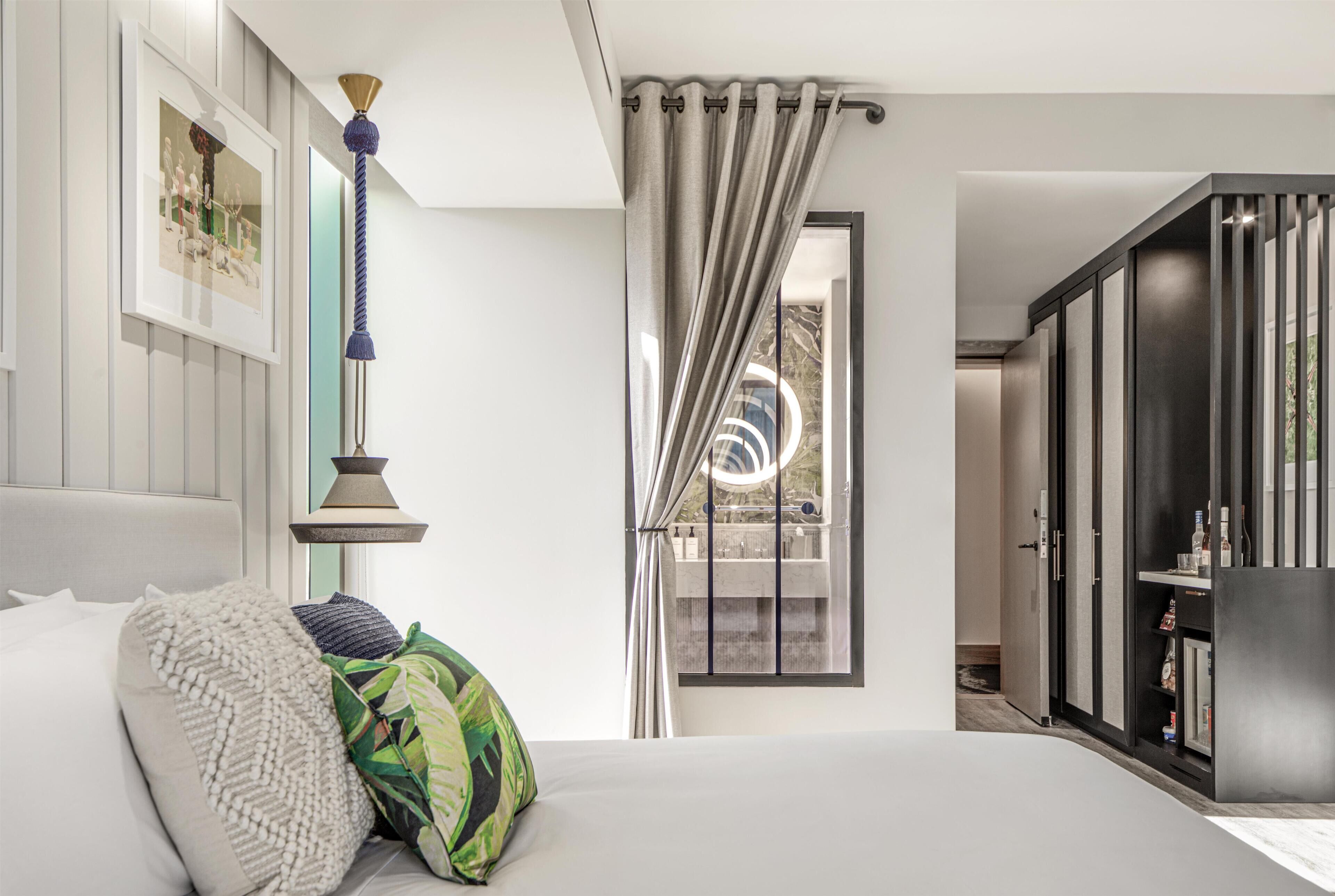 Room, 1 King Bed, Balcony (Grove Vibe) | Minibar, in-room safe, free WiFi, bed sheets