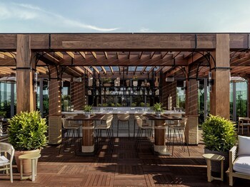 Bar (on property) at The Ray Hotel Delray Beach, Curio Collection by Hilton