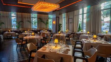 3 restaurants, servant le dîner et le souper; cuisine japonaise